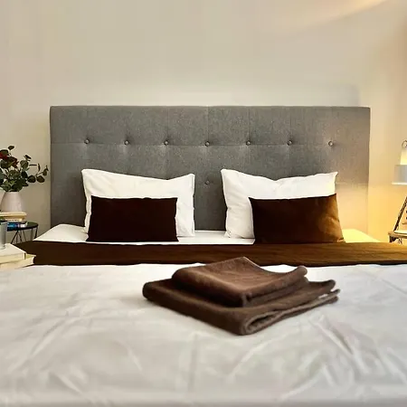 Beautiful New Town Apartment *